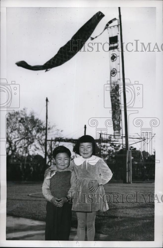 1953 Press Photo Kazuko with her brother Jun as they watched the banner fly - Historic Images