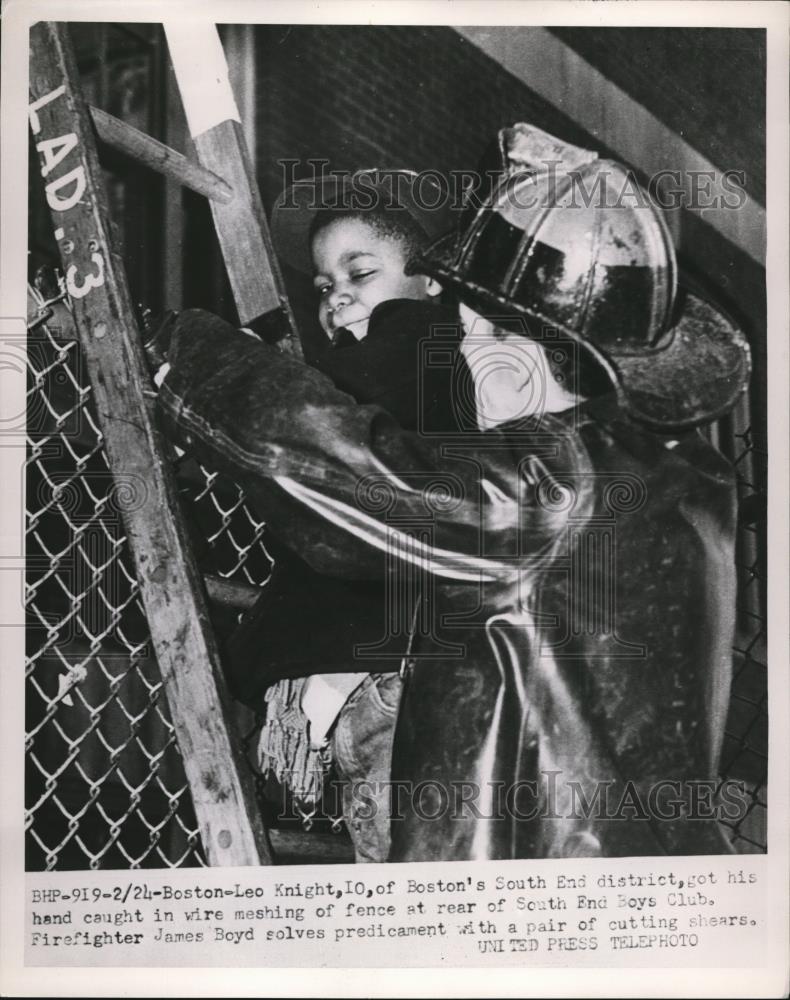 Undated Press Photo Leo Knight in wire of fence at rear of South End Boys Club - Historic Images