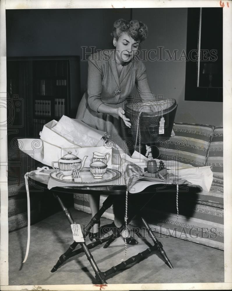 1943 Press Photo The mahogany folding table with the dining items - Historic Images