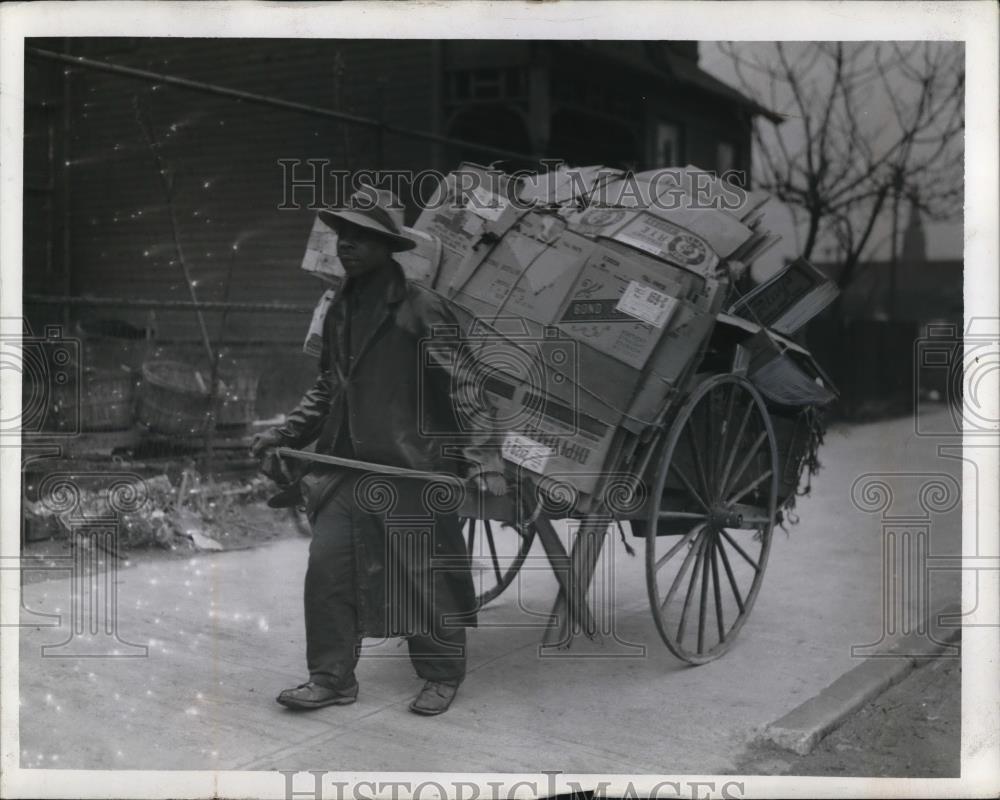 1941 Press Photo Pulling Empty Boxes In Cart-Albert Loyd - Historic Images