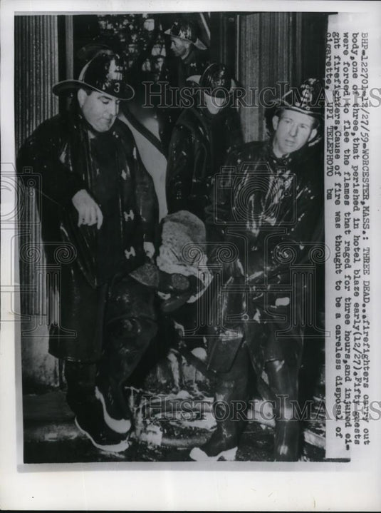 1960 Press Photo Firemen carrying out the fire victim's from hotel blast - Historic Images