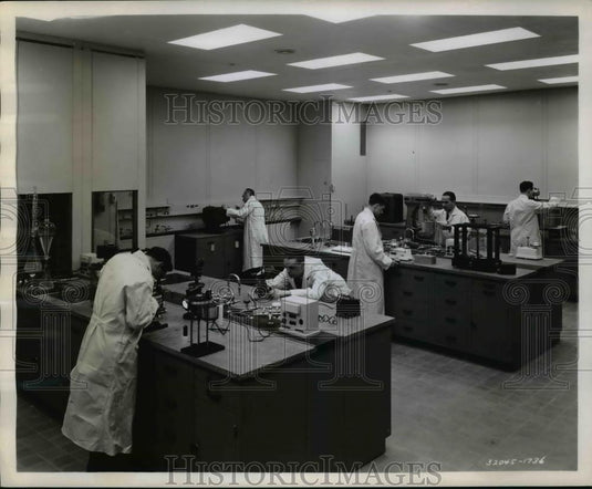 1945 Press Photo Firestone Tire and Rubber company six man laboratory - Historic Images