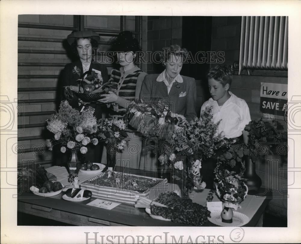 1943 Press Photo Mrs. Elmer Phillips, Mrs. Ferguson and Mrs. Arthur Nicholls - Historic Images