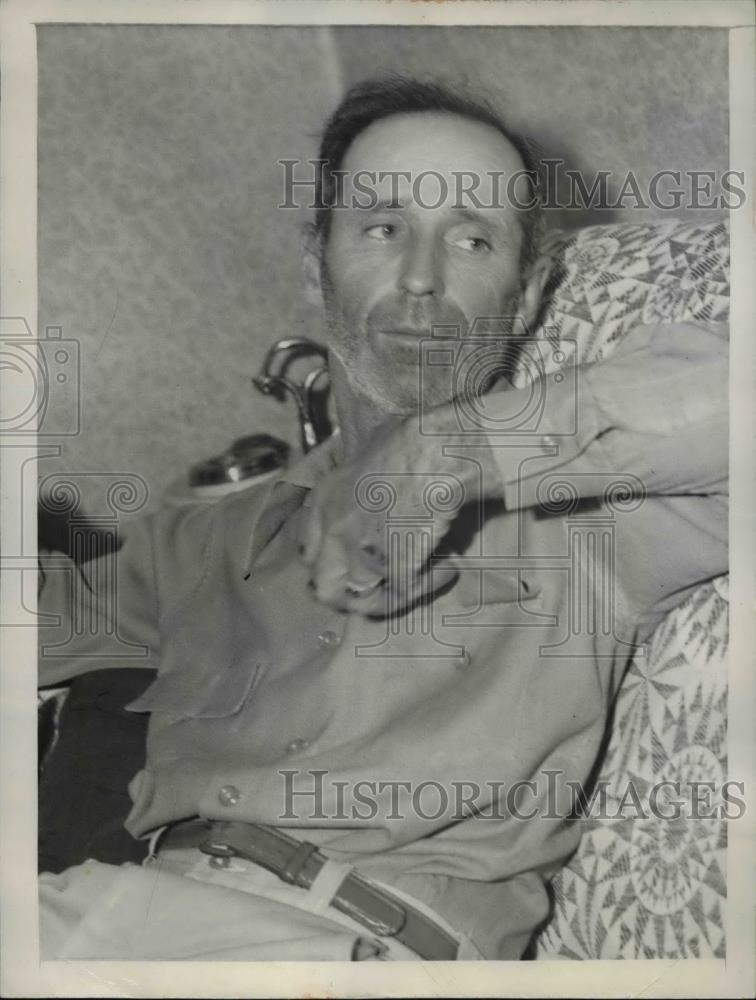 1946 Press Photo Henry C Mulkins, at his home in Los Angeles after being rescued - Historic Images