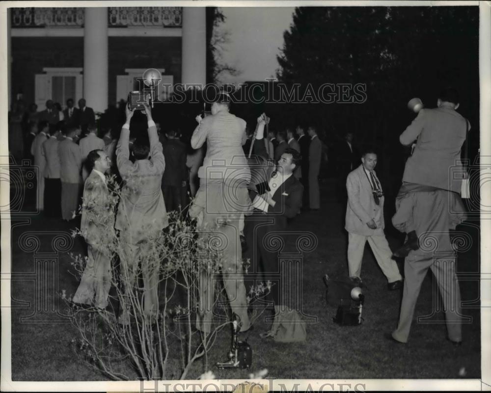 1957 Press Photo Press Photographers On White House Lawn Shooting Eisenhowers - Historic Images