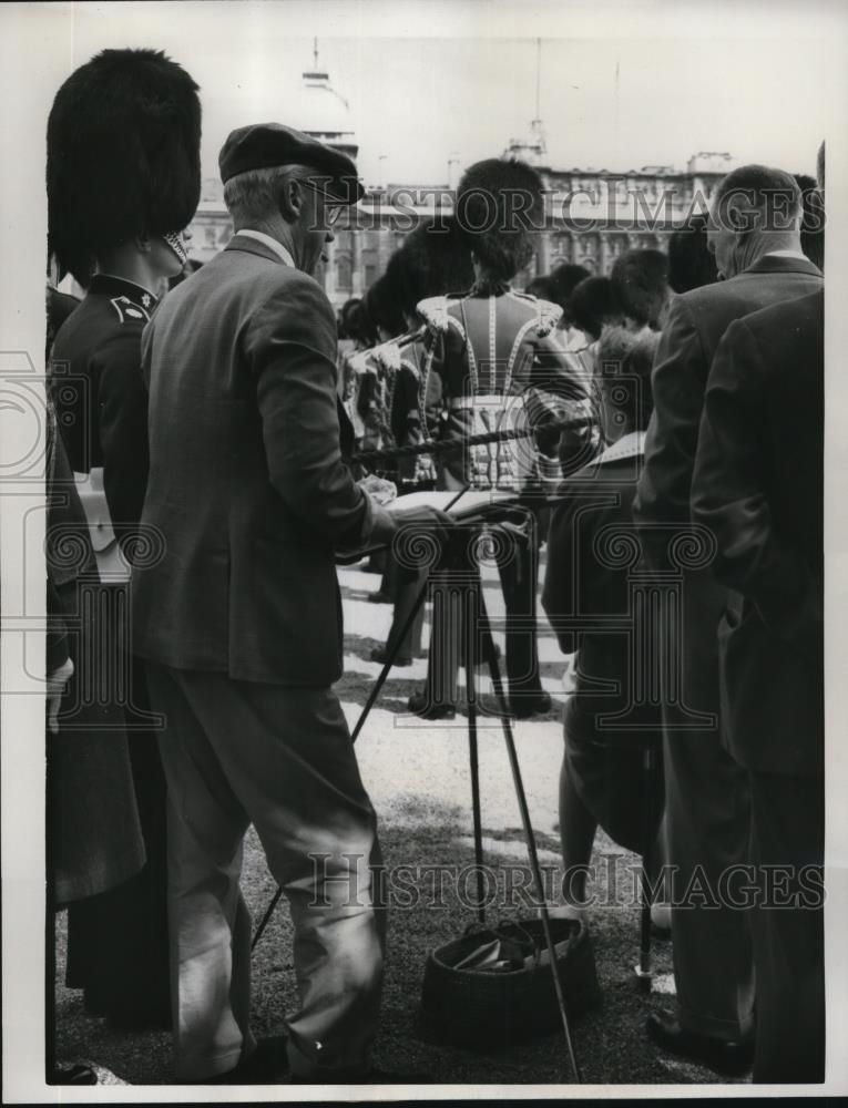 1961 Press Photo Artist Captures Trooping of the Color at Horse Guards Parade - Historic Images