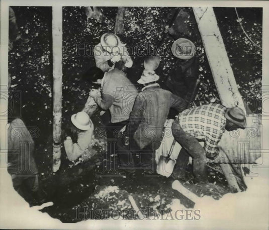 1961 Press Photo Hermiston Ore rescuers dig out Norman Ford from well - Historic Images