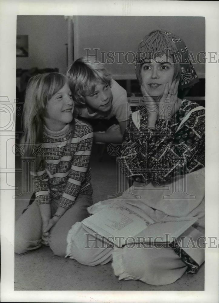 1979 Press Photo Kay WOlfe Mentor Jr Women&#39;s CLub with Ray Mann and Angela - Historic Images