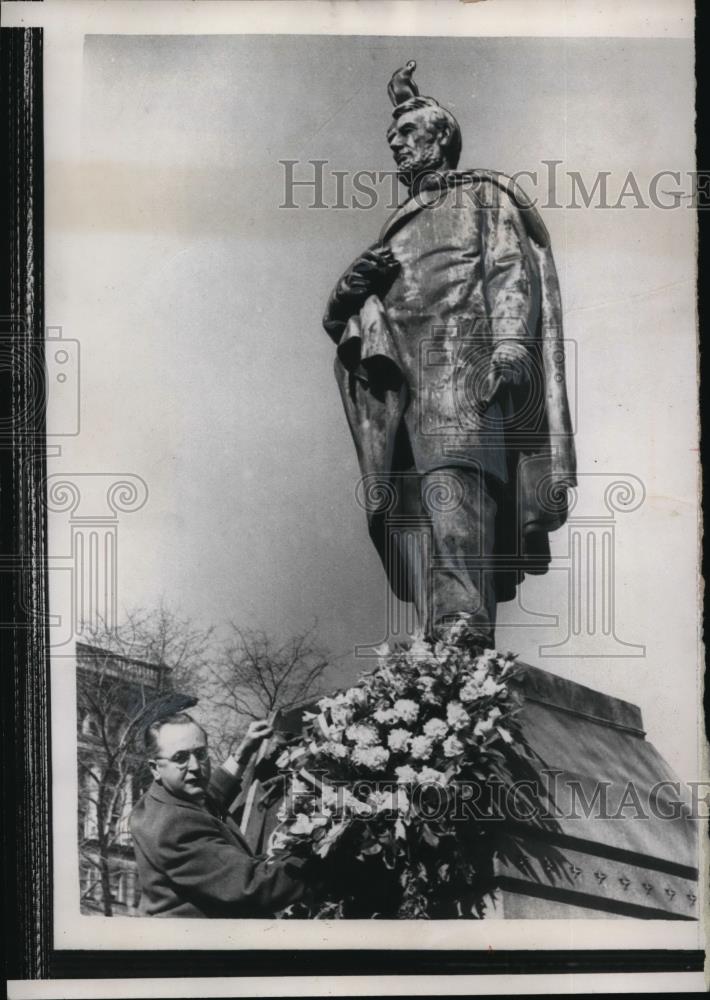 1957 Press Photo George Reilly lays wreath on Abraham Lincoln&#39;s statue in NY - Historic Images