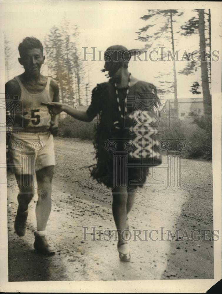 1927 Press Photo Indian Runners - Historic Images