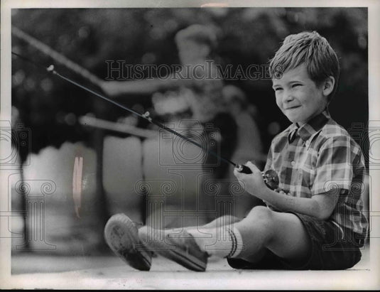 Press Photo Michael Visk fishing. - Historic Images