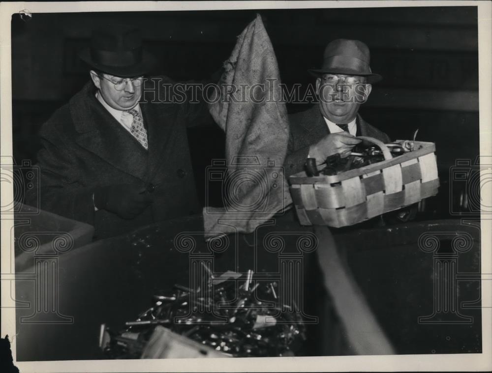 1936 Press Photo Det. Floyd Trunk and Det. Louis Oldag - Historic Images