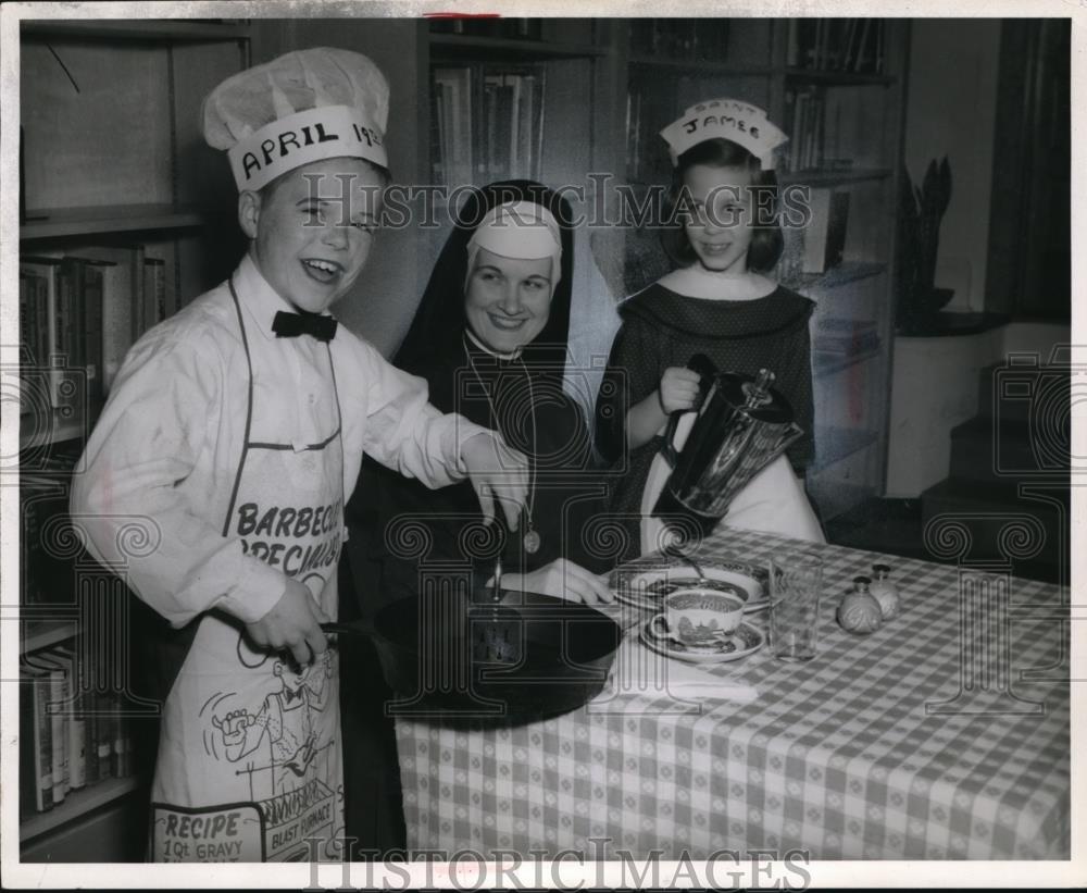 1964 Press Photo Pat McNamara, Sister Victoria, and Kathleen Wiedt at breakfast - Historic Images