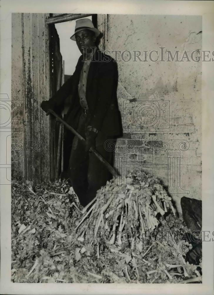 1939 Press Photo Allen Judge discarded surplus food by winding up incinerator - Historic Images