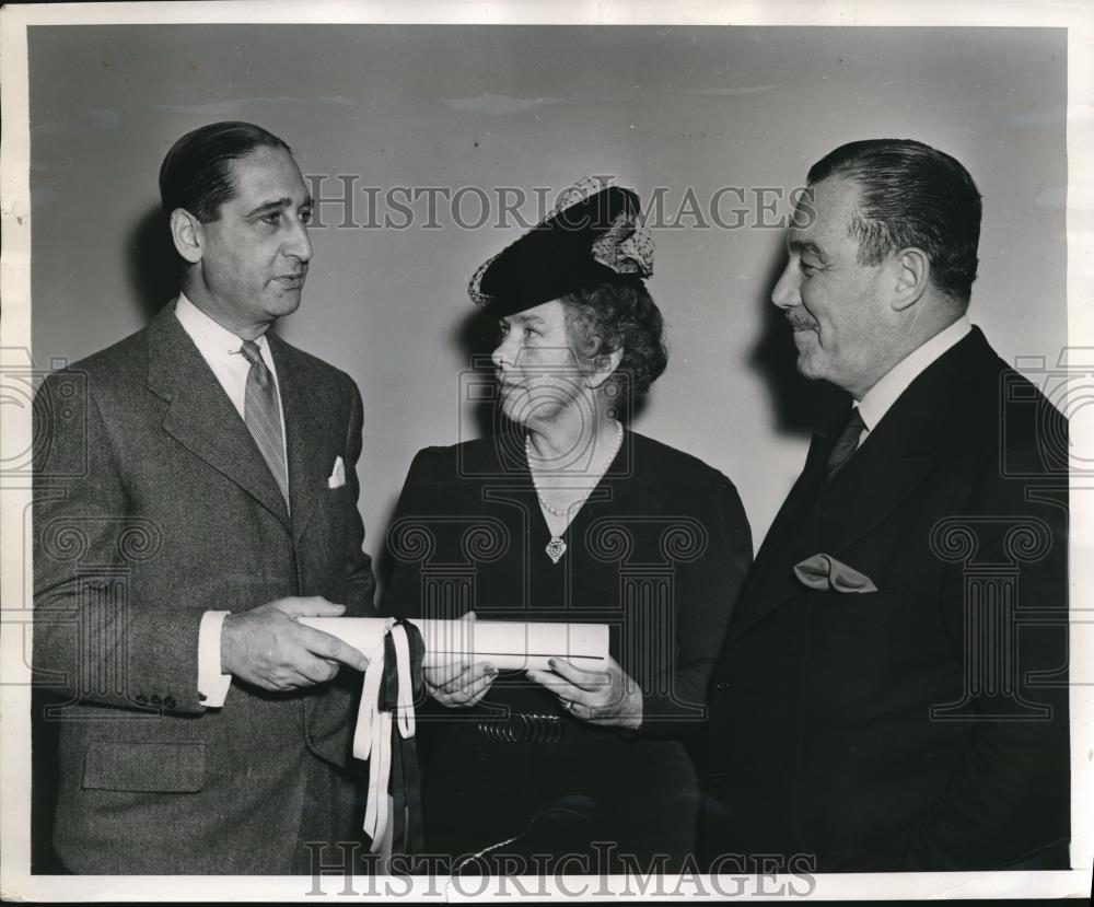 1946 Press Photo Walter S Mack Jr of Pepsi Cola turn over Deed to United Nations - Historic Images