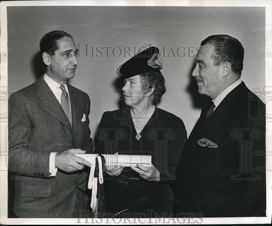 1946 Press Photo Walter S Mack Jr of Pepsi Cola turn over Deed to United Nations - Historic Images
