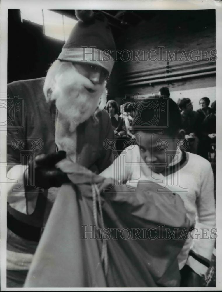 1978 Press Photo Chester Wiggins With Santa - Historic Images