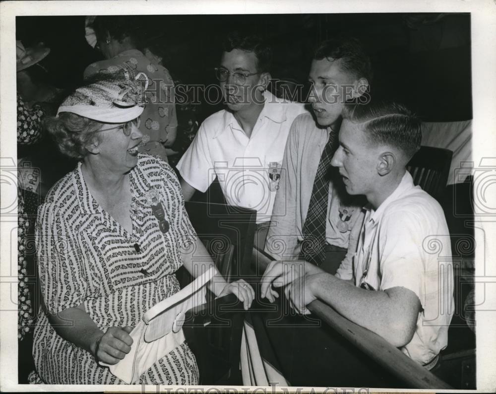 1944 Press Photo Mrs. Sidney Brown, Mark, Tom, and Louis - Historic Images