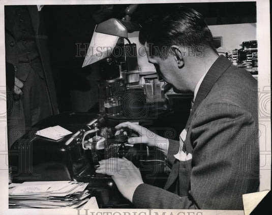 1949 Press Photo Alex Fugate disabled veteran show watch making at Chicago Prod - Historic Images