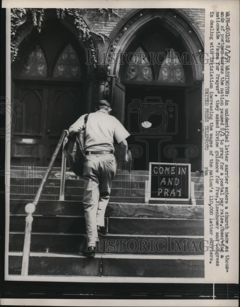 1957 Press Photo The letter carrier pause to pray in a church - Historic Images