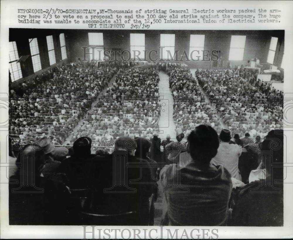 1970 Press Photo Striking General Electric workers vote to end 100 day strike - Historic Images