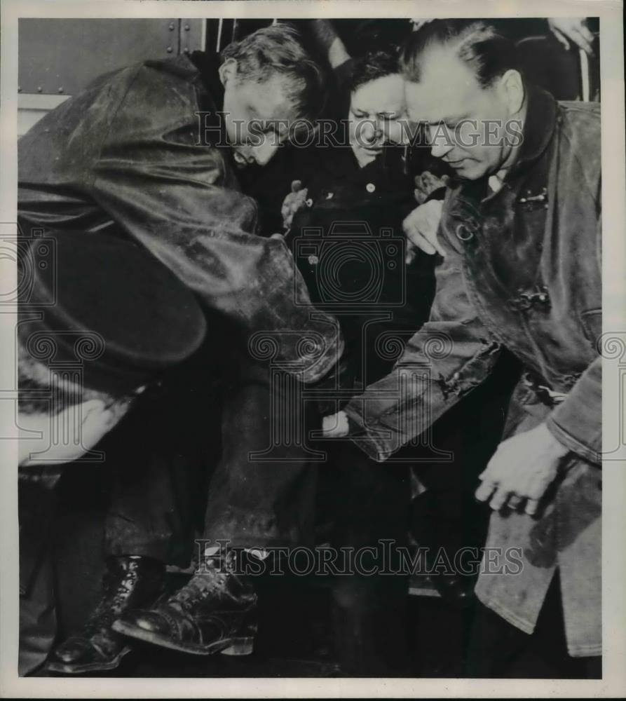 1952 Press Photo Chicago Bus driver Robert Howsen is carried from wrecked bus - Historic Images