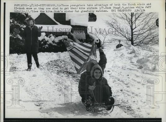 1967 Press Photo Children In Pittsburgh Pennsylvania Fly A Kite In The Snow - Historic Images
