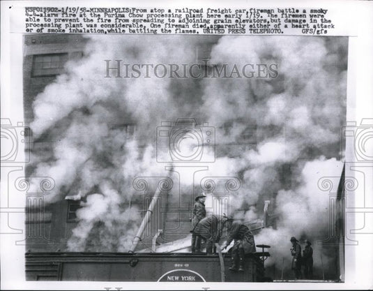1958 Press Photo Firemen battle the smoky four alarm fire at Purina Chow plant - Historic Images