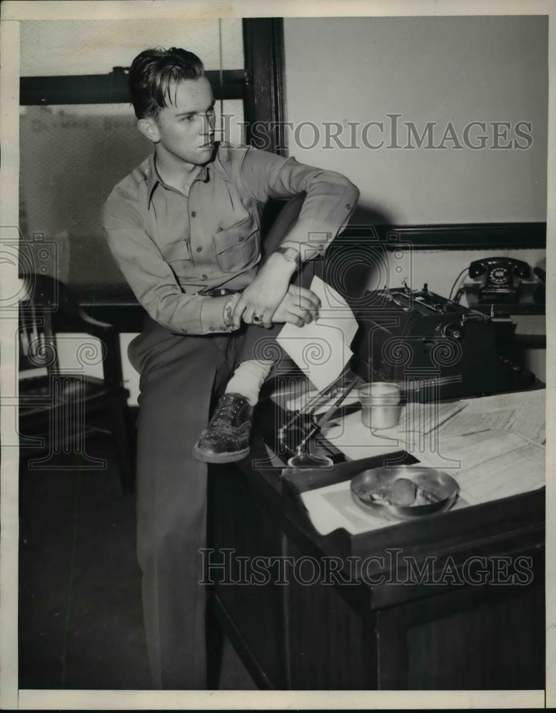 1946 Press Photo Lt. Jack McElhose, protest for Veteran Priority Policies. - Historic Images