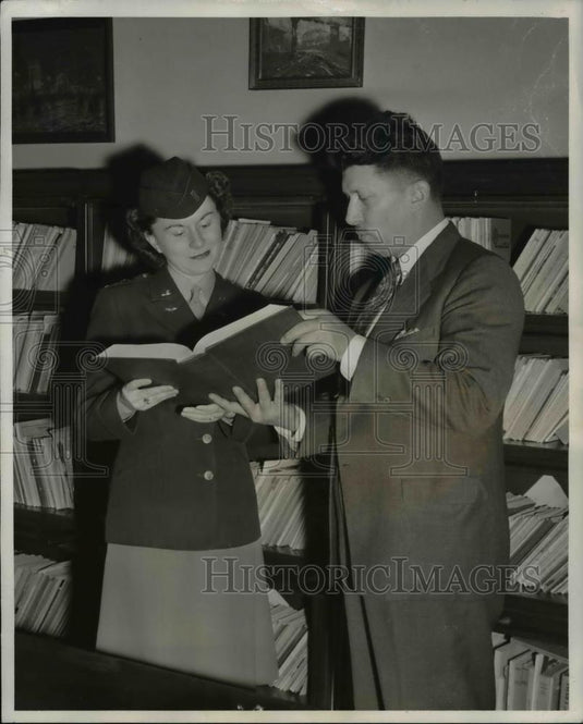 1945 Press Photo Dr. Carter V. Good acting university dean - Historic Images