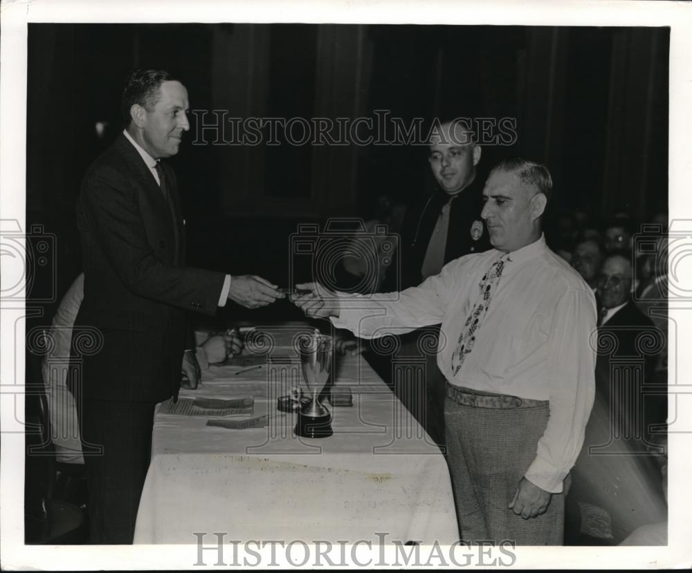 1938 Press Photo P.G. Hoffman awards E.G. Braniff certificate for no accidents - Historic Images