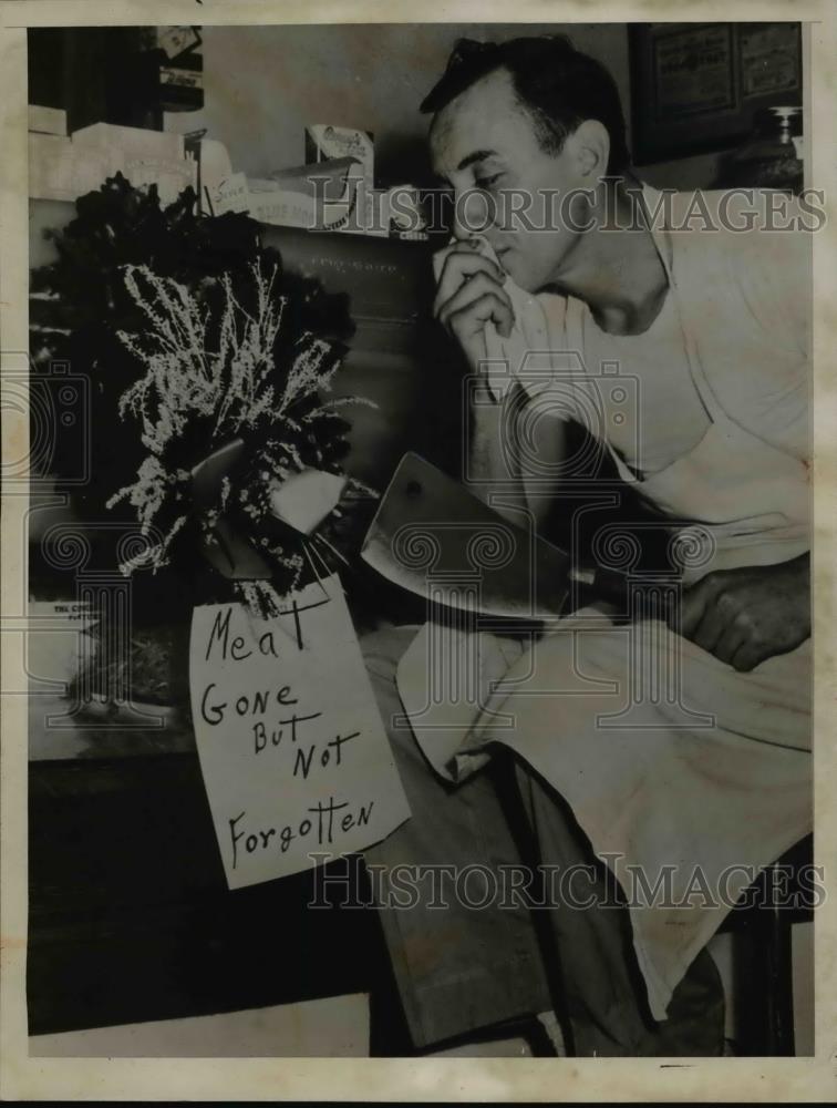 1945 Press Photo Charles Maier a funeral wreath on his meat counter - Historic Images