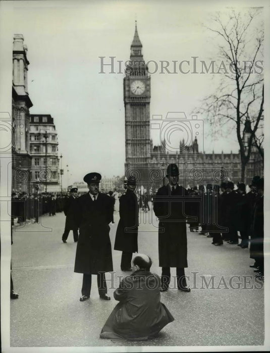 1962 Press Photo London England Parliament Square protestors moved by police - Historic Images