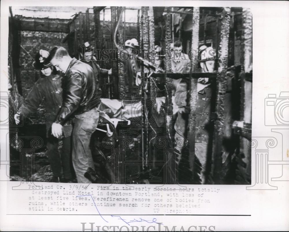 1955 Press Photo Firemen remove one of the bodies from ruins - Historic Images