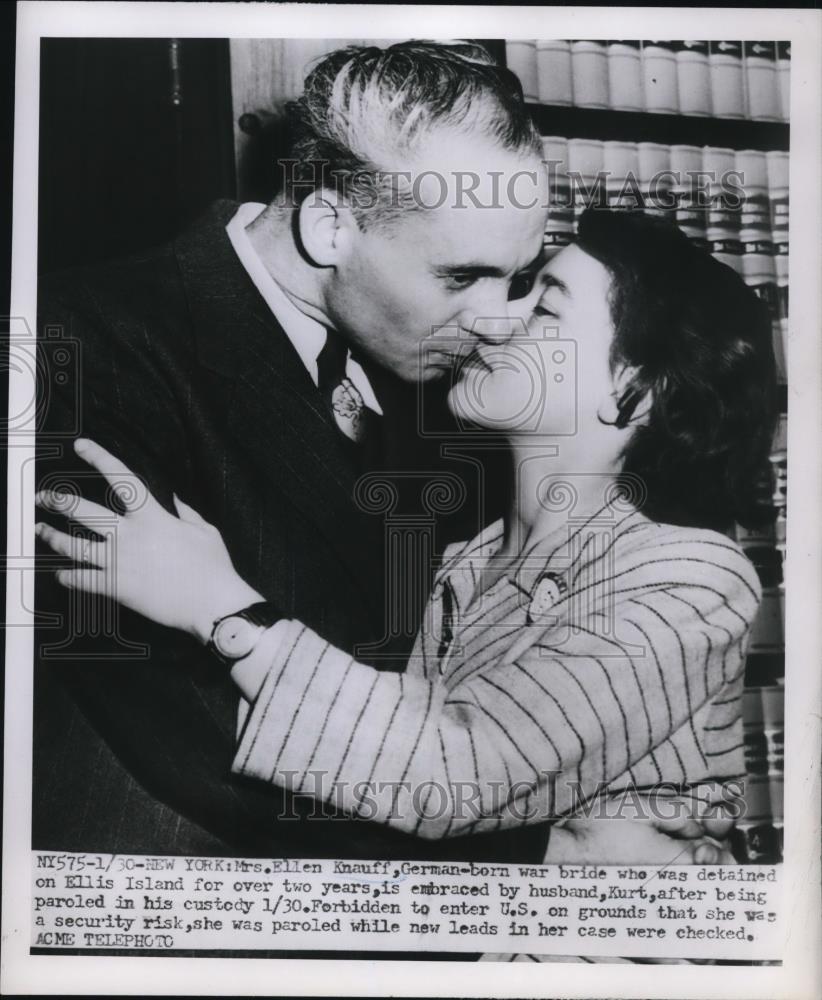 1930 Press Photo German Spy Suspect Ellen Knauff Kissing Husband Kurt - Historic Images