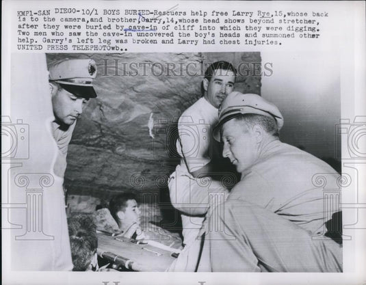 1953 Press Photo San Diego Calif Rescue of Larry & Garry Rye from cavein - Historic Images