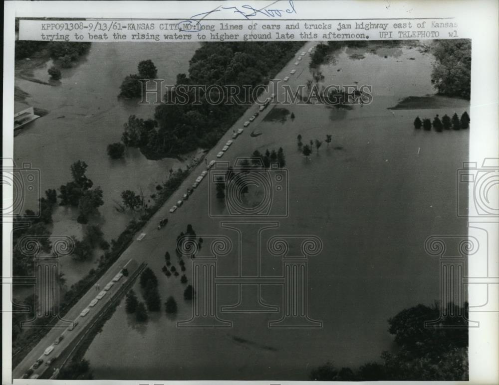 1961 Press Photo The heavy traffic in highway east of Kansas - Historic Images