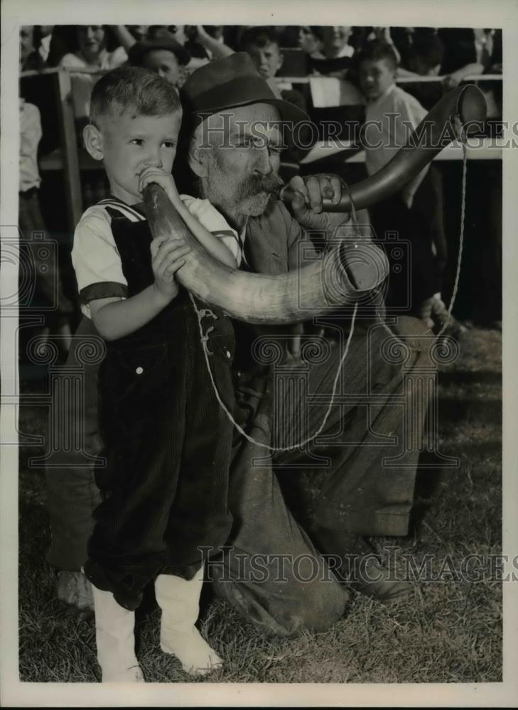 1939 Press Photo Four year old Bobby osborne and Corwell at the fox horn contest - Historic Images