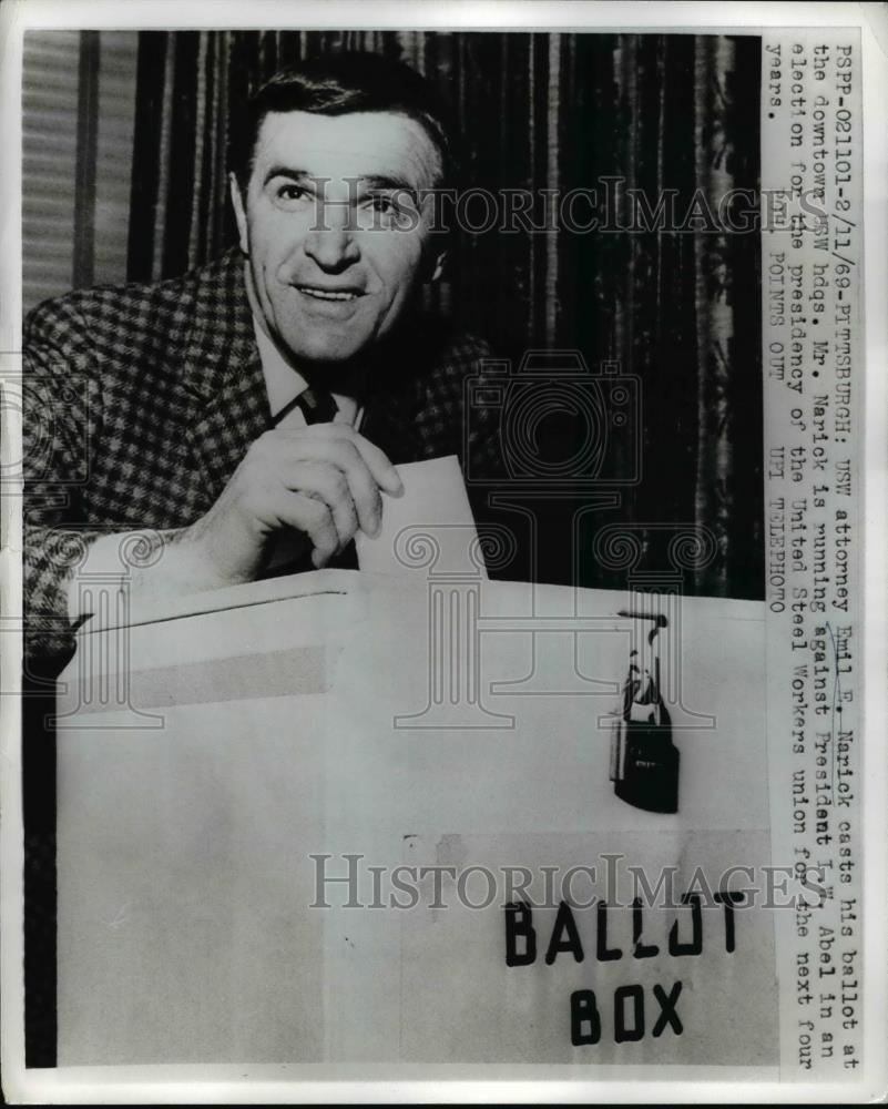 1969 Press Photo USW Attorney Emil E. Narick Casts His Ballot - Historic Images