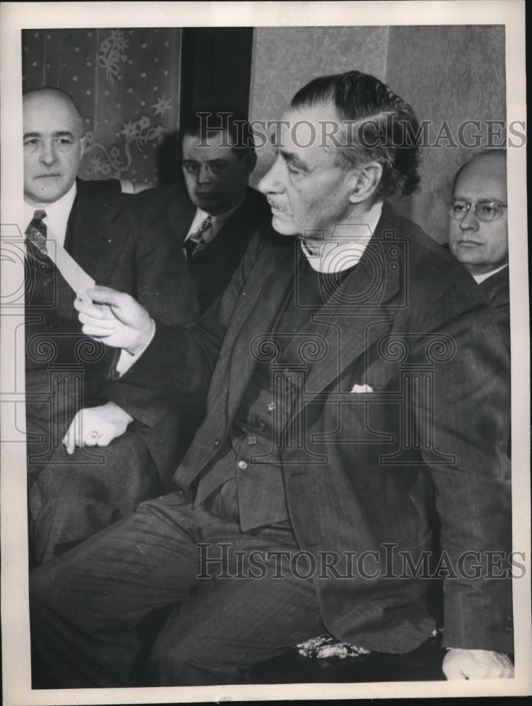 1947 Press Photo Dr. John Lewis being questioned in the fire to a building - Historic Images