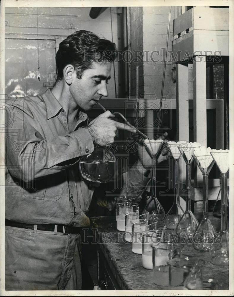 1943 Press Photo A lab chemist test glycerine for military use - Historic Images