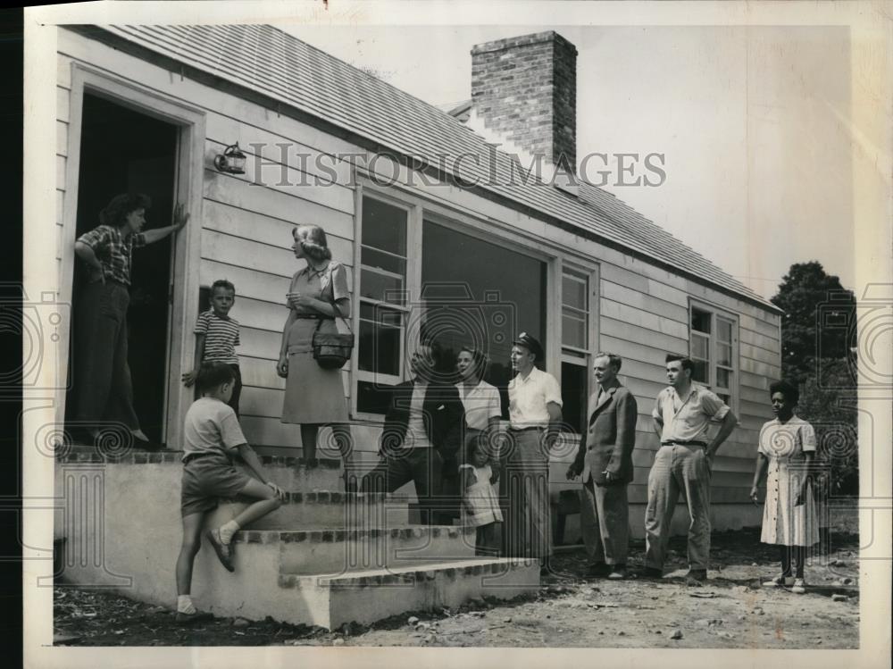 1947 Press Photo Mrs.George Peabody fight off an invasion of her Aluminum Home - Historic Images