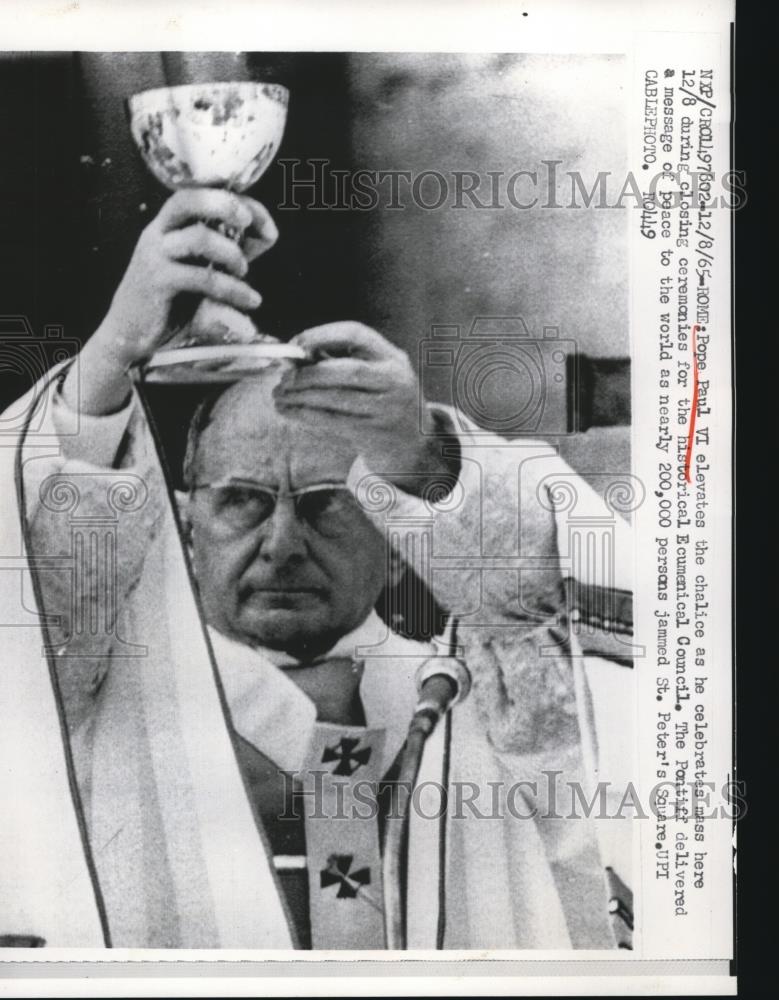 1965 Press Photo Pope Paul VI elevates chalice as he celebrates mass - Historic Images