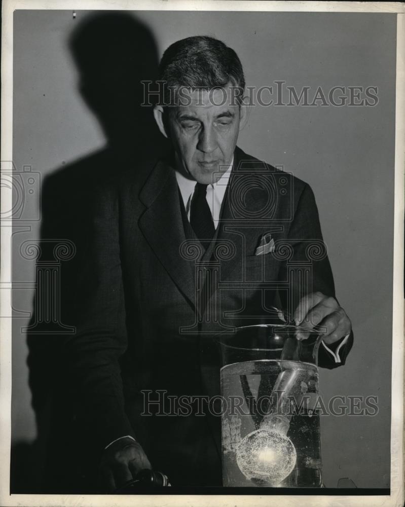 1944 Press Photo At the Westinghouse Lamp Division, Samuel Hibben - Historic Images