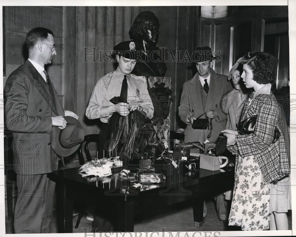 1941 Press Photo Visitors check bundles before entering Capitol - Historic Images