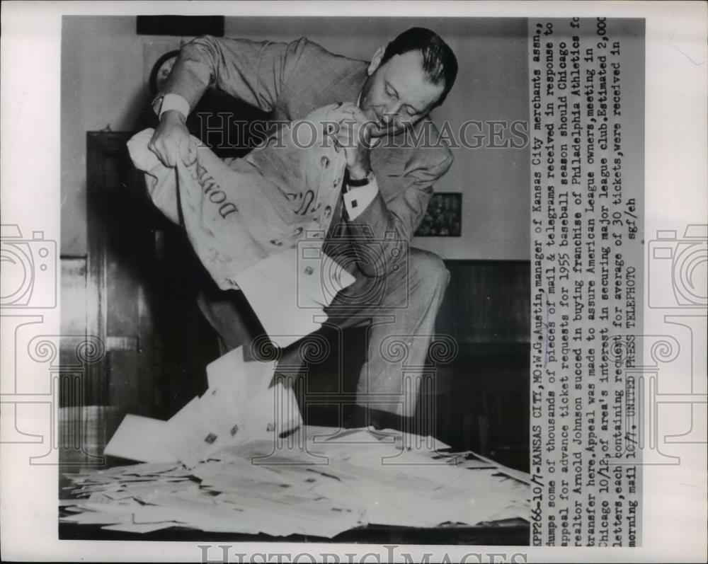 1954 Press Photo Kansas City Mo WO Austin merchants assoc with mail for tickets - Historic Images