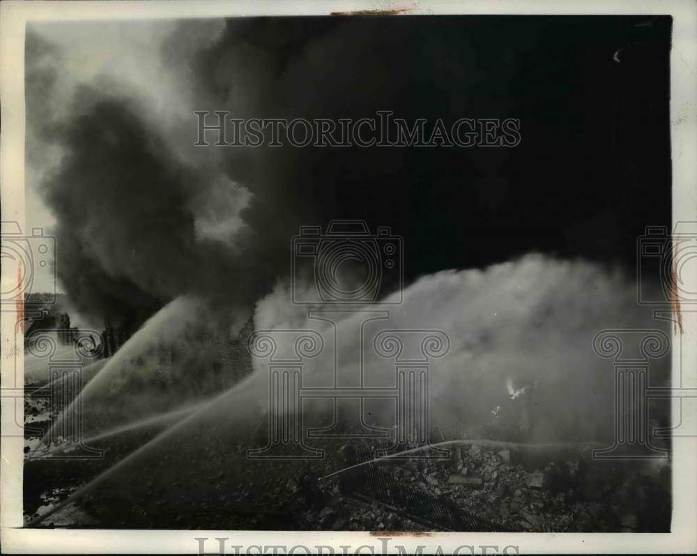 1941 Press Photo Fall River Mass Firemen pour streams of water on the Firestone - Historic Images