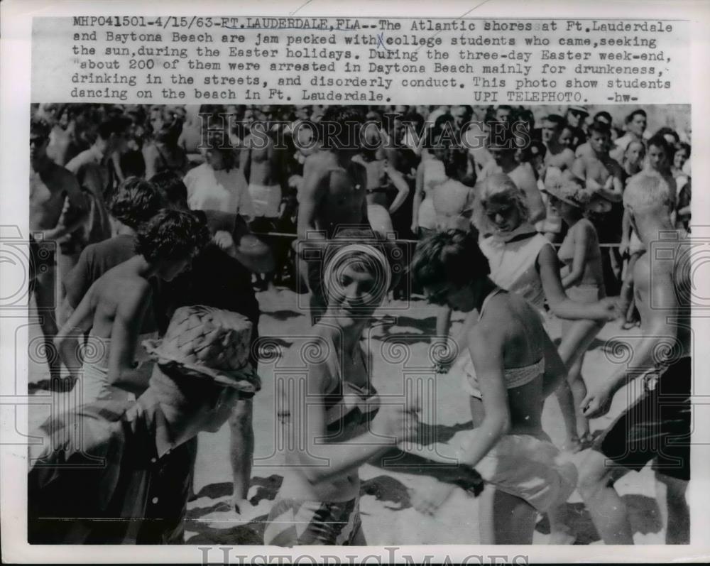 1963 Press Photo College Students Dancing at Beach of Ft. Lauderdale - Historic Images