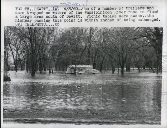 1960 Press Photo Dewitt Ia one of a number of cars and trailers trapped as water - Historic Images