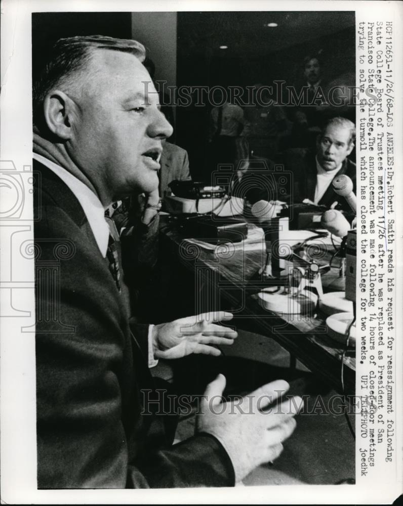 1968 Press Photo Dr. Robert Smith reading his request for reassignment - Historic Images